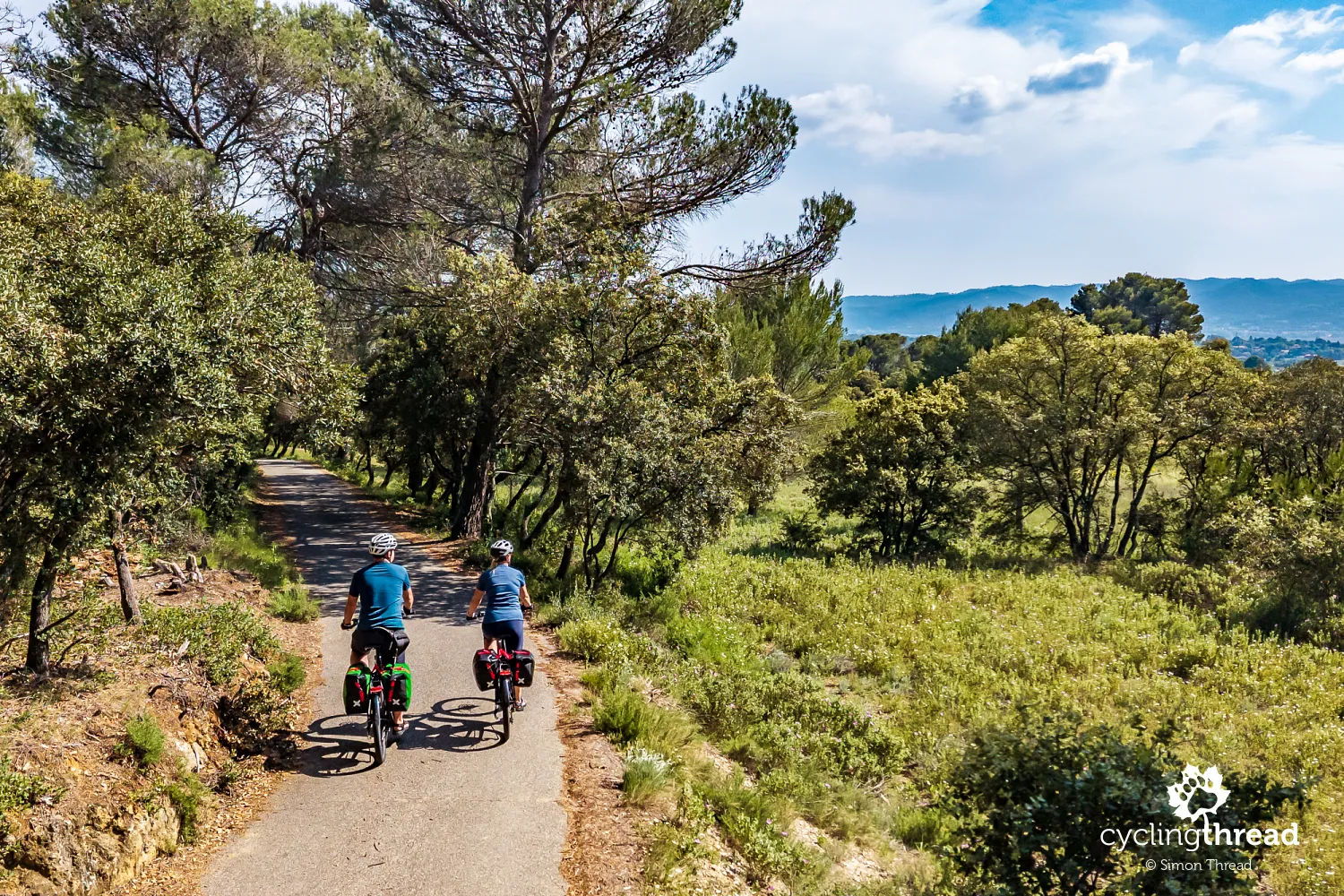 Around Luberon cycle route near Lauris