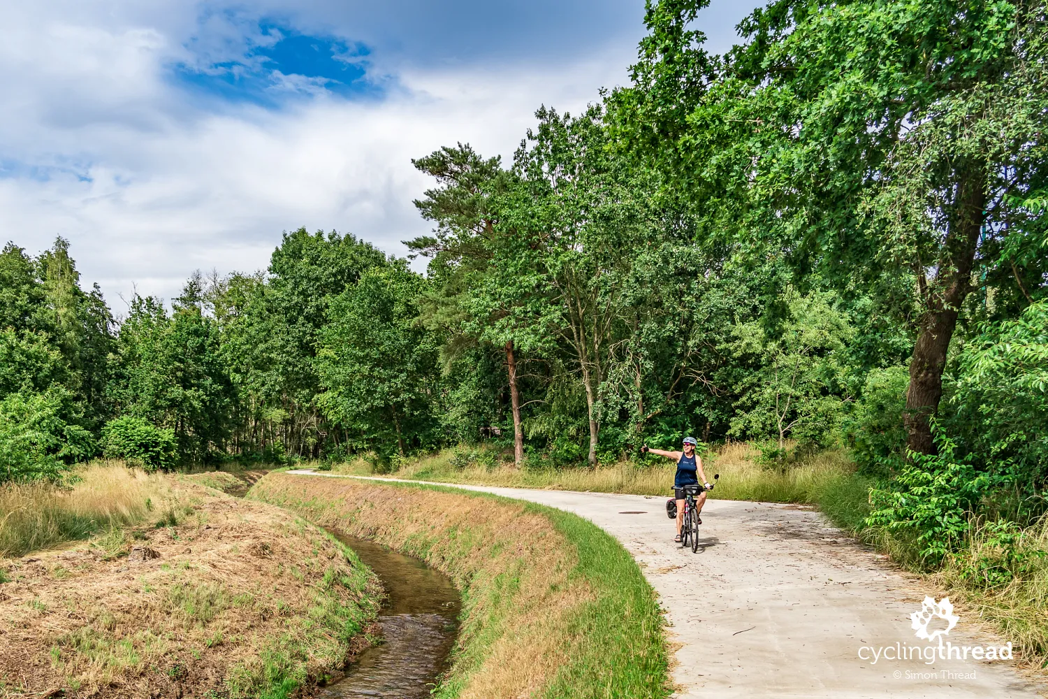 Cycle path through green spaces in Genk