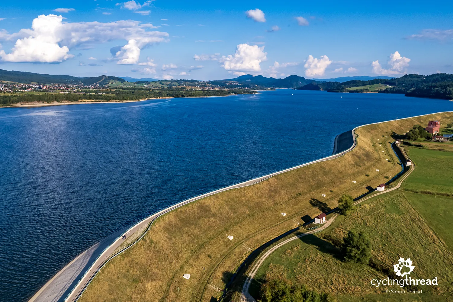 Cycling along the dam near Frydman