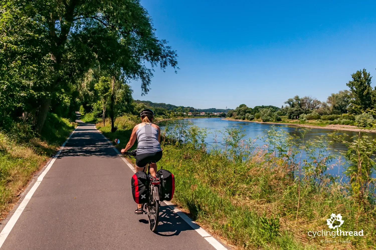Cycling path along the Elbe in Saxony