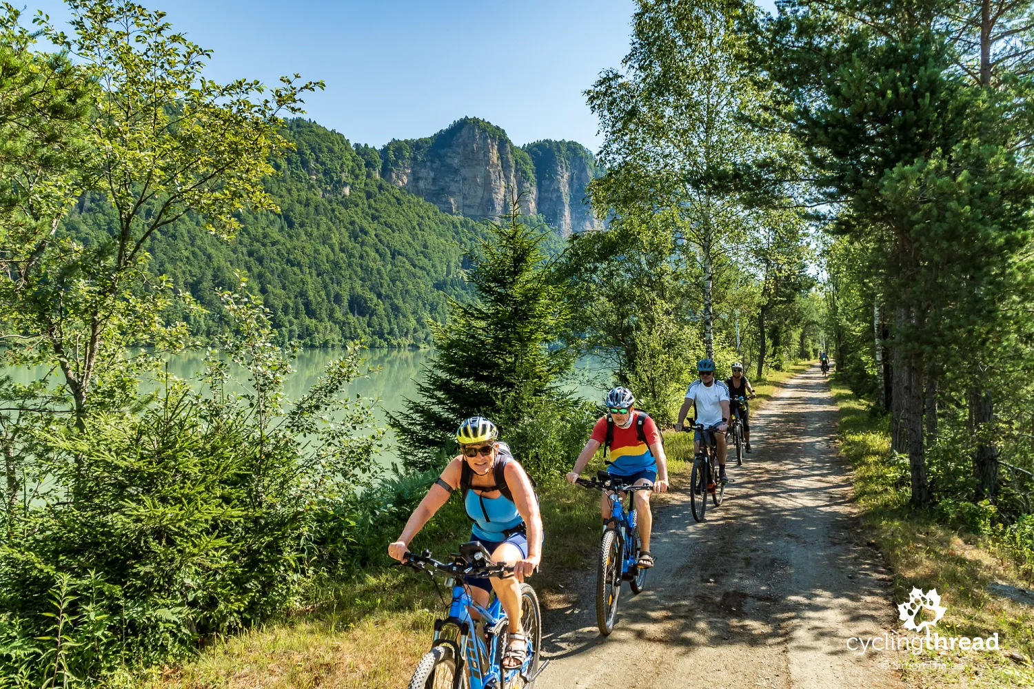 Cyclists along the Drava in Carinthia
