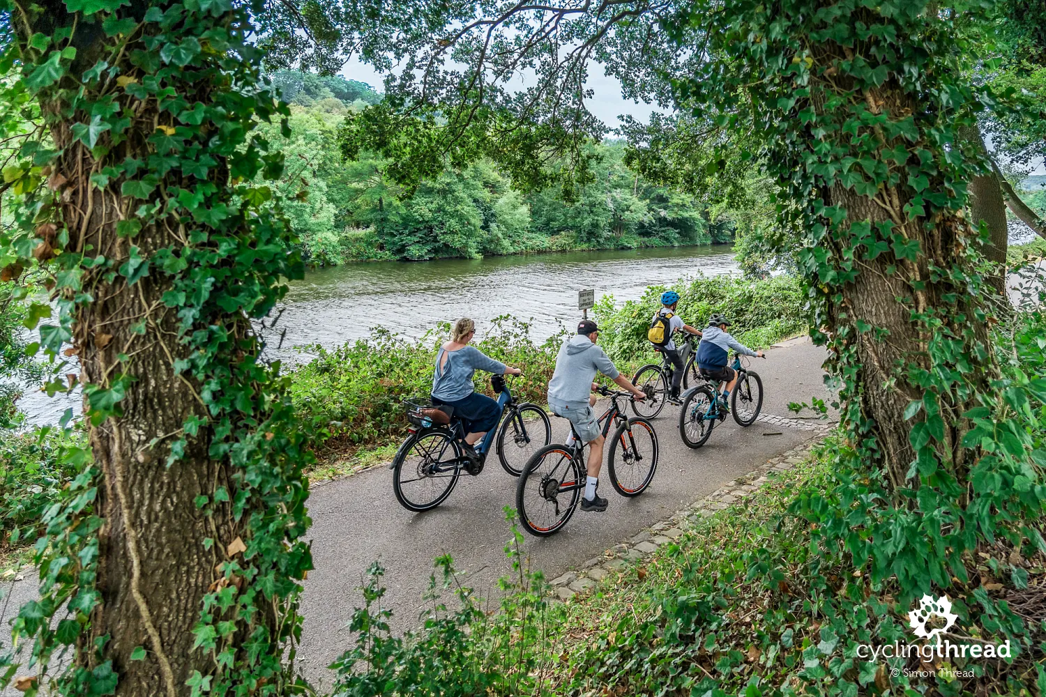 A green cycle path along the Ruhr