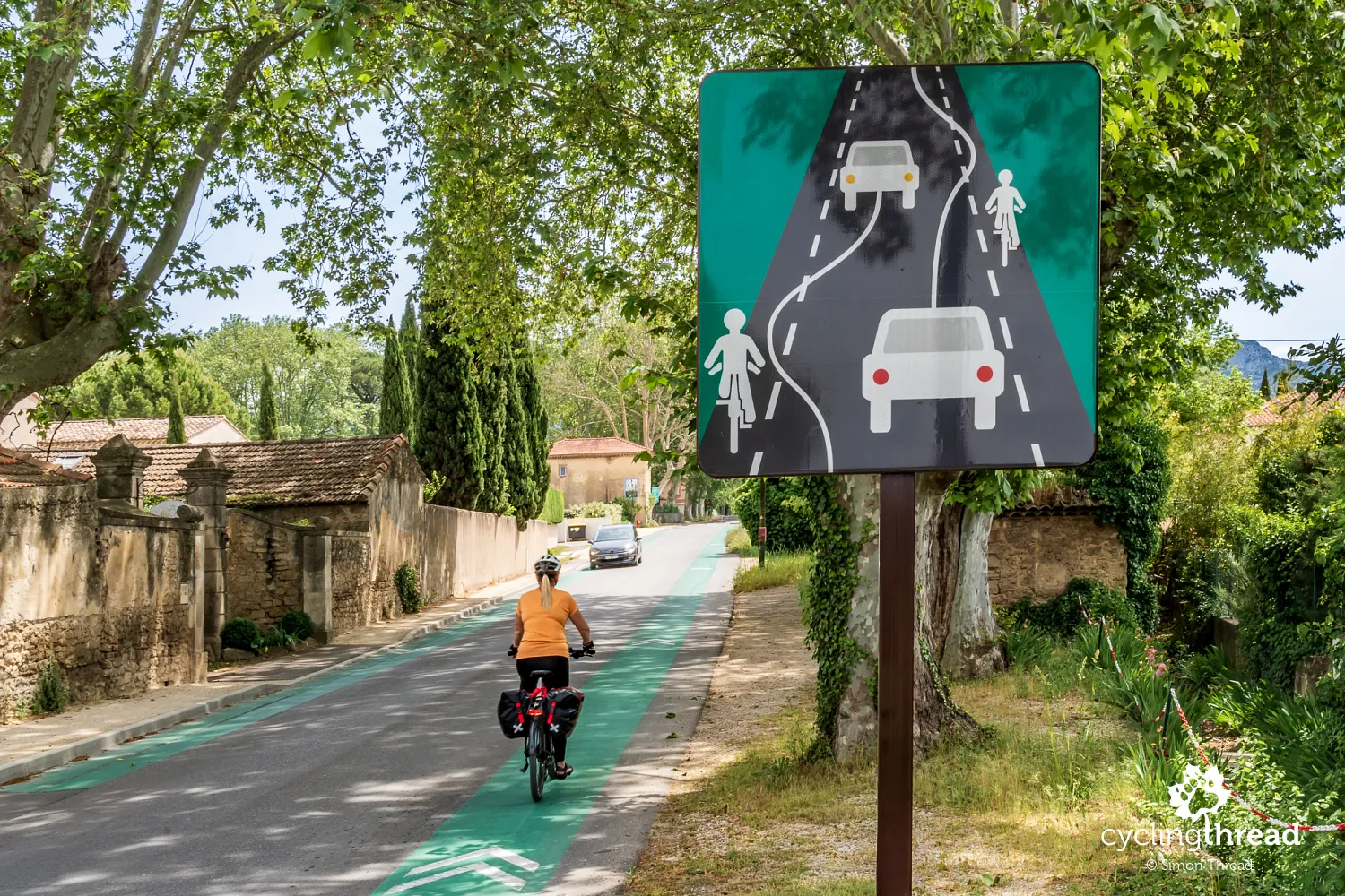 The old "2 minus 1" road markings in Provence