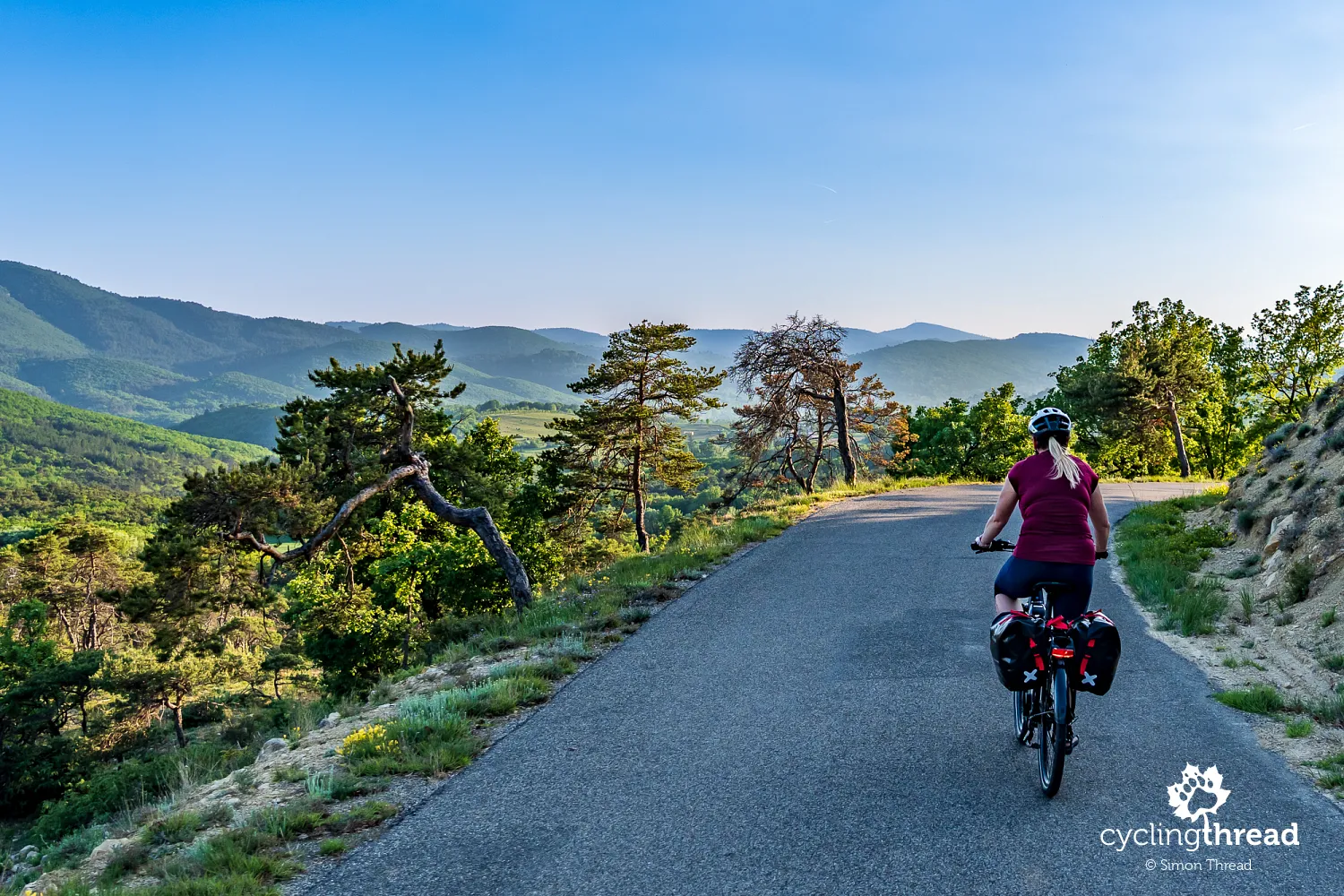 The scenic road from Villeneuve to Forcalquier